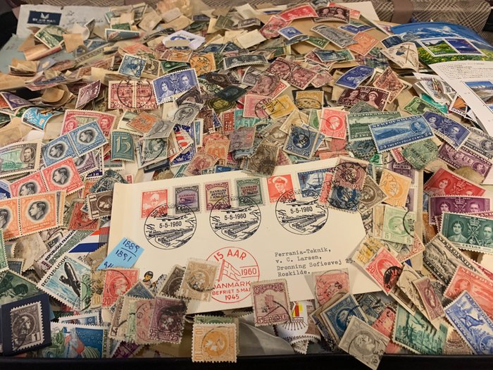 Wereld - Surprise briefcase with 10 kg of content, including detached and undetached stamps – classical - Liberation Denmark Anniversary "Airmail Cover Greenland" und eine Halbierung einer 10 Kopeken Marke