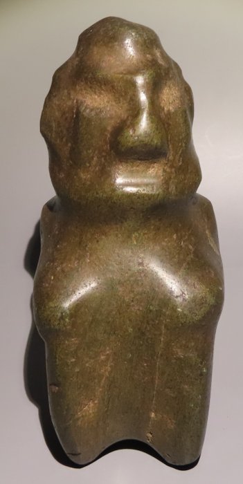 Mezcala, Estado de Guerrero, Messico Pietra Figura antropomorfa. 200 a.C. - 500 d.C. 14 cm H. Intatto. Con licenza di esportazione spagnola.