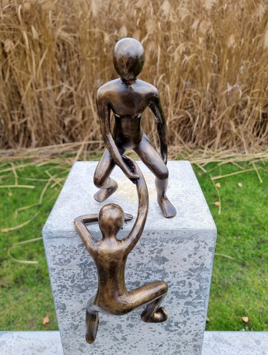Escultura, De helpende hand - 45 cm - Bronce