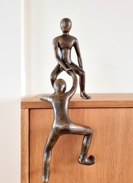Statuetă, Een helpende hand - 45 cm - Bronz