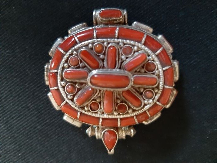 Ciondolo scatola amuleto pesante (GAU) - Argento (925) e pietre di corallo - Tibet - Fine XX secolo        