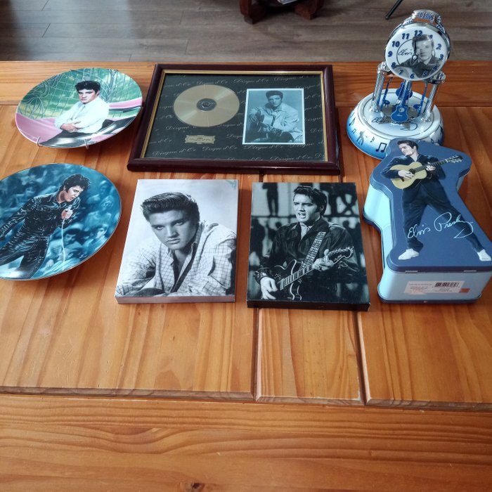 Elvis Presley - Memorabilia lot - porcelain plates, clock, deco fan gold record, small canvas photos - Articolo memorabilia merce ufficiale - 1988/1990