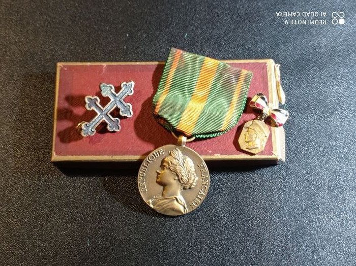 Francia - Ejército/Infantería - Medalla de fugitivos de guerra + insignia de élite ww2 (TIR2)
