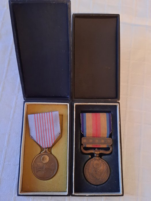 Japón - Ejército/Infantería - Medalla de incidentes de China de 1937-1945 japonesa en caja / Medalla japonesa del 2600 aniversario