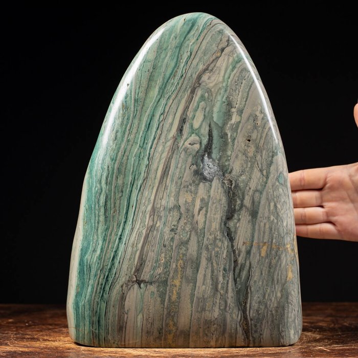 Suuri kiillotettu raidallinen Jaspis vapaamuotoinen Shades Of Green Striped Jasper - 330×230×100 mm - 10.7 kg