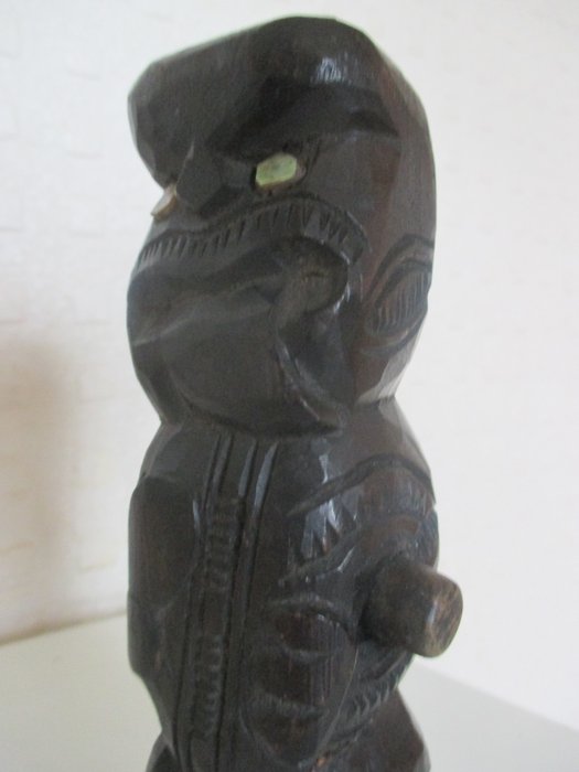 Figura Tiki in legno intagliato Maori della Nuova Zelanda - Legno, Madreperla - Tiki Figure - Maori - Nuova Zelanda 