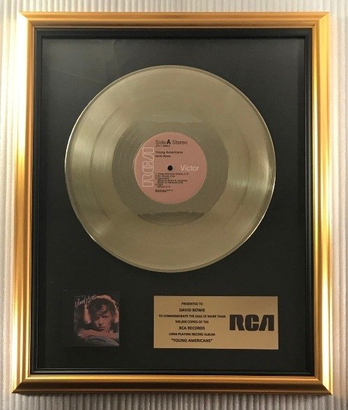 David Bowie - "Young Americans" LP Gold Record Award Presented David Bowie - Official Award - Pressages divers (voir description) - 1979/1979