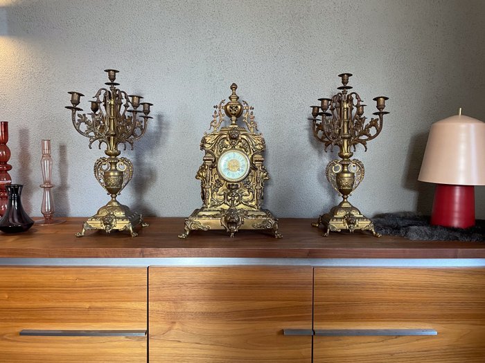 Set da camino con orologio da camino e candelieri - Ottone - XIX secolo