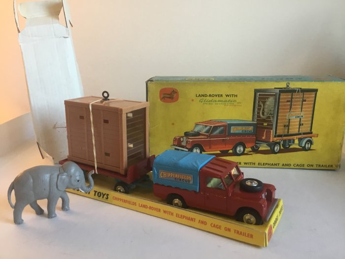 Corgi - 1:43 - Chipperfield's Circus Land Rover with Elephant and Cage on Trailer - Cadeauset N 19