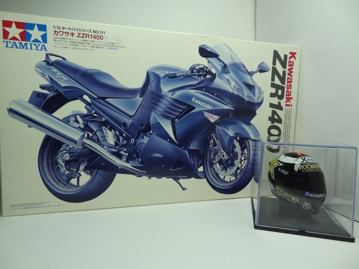 Lotto con 2 articoli : 1  raro kit Tamiya moto Kawasaky ZZR1400 scala 1:12 + 1 casco scala 1:5 - 1:12 - kit in plastica da assemblare e dipingere - Kawasaky