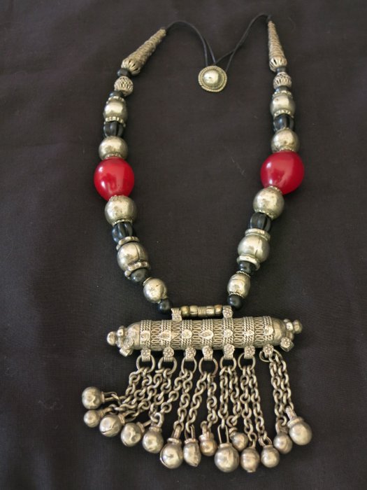Amuleto, Collana, Perline - Argento, Vetro (perline) - Yemen - Inizio XX secolo        