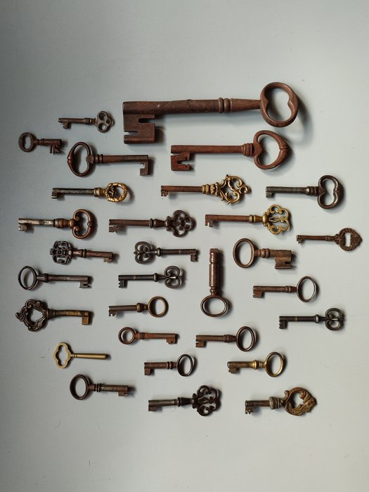 19e eeuwse sleutels (30) - Metaal, messing, brons - 19e eeuw
