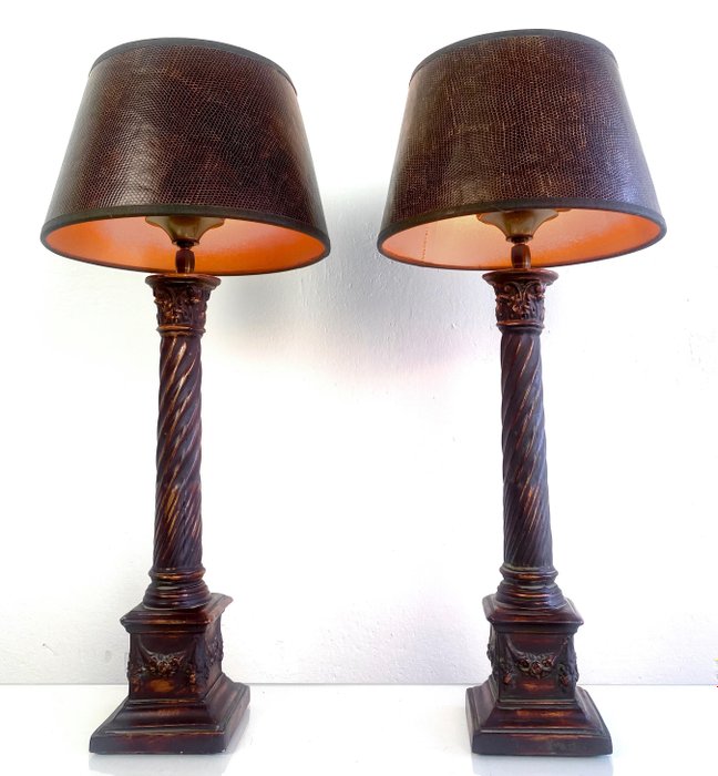 Een paar charmante vintage kolom  tafel lampen