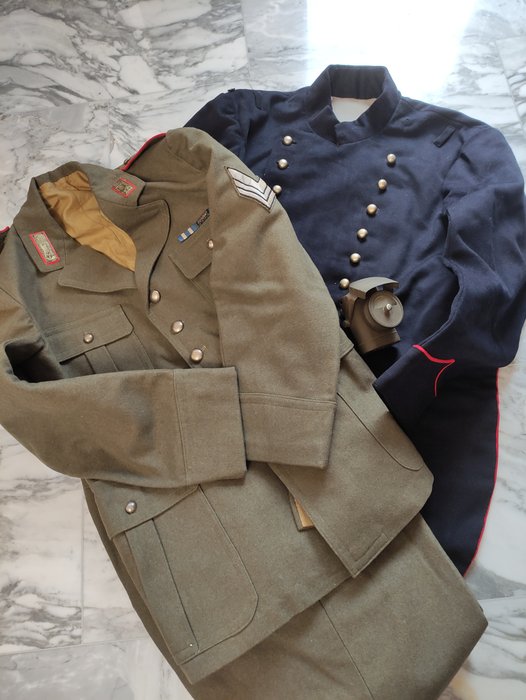 Italia - Carabinieri - CARABINIERI: uniforme caqui mod. 51 - frac para un gran uniforme - lámpara de señalización militar