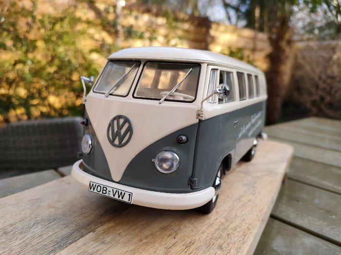 Schuco - 1:18 - Volkswagen T1b familie vakantie busje - limited edition of only 300 pieces very scarce!!