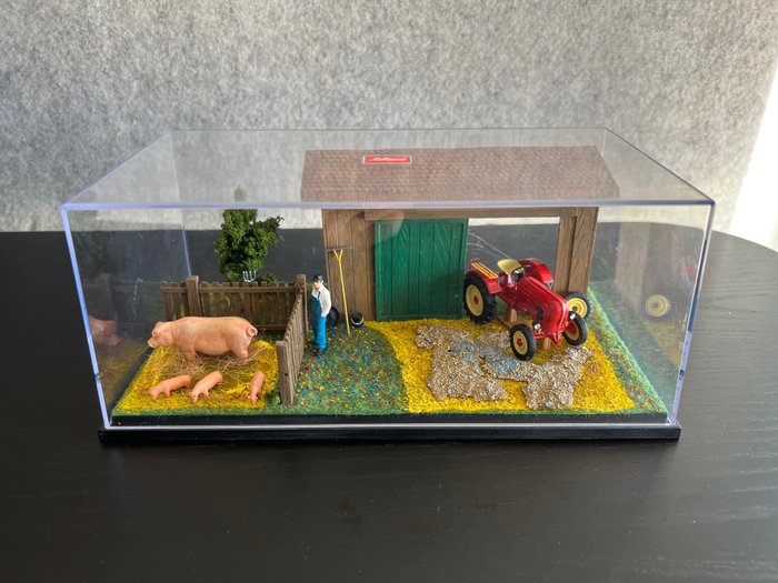 Schuco - 1:43 - Porsche - Trator Diesel Junior Diorama with figures and pigs