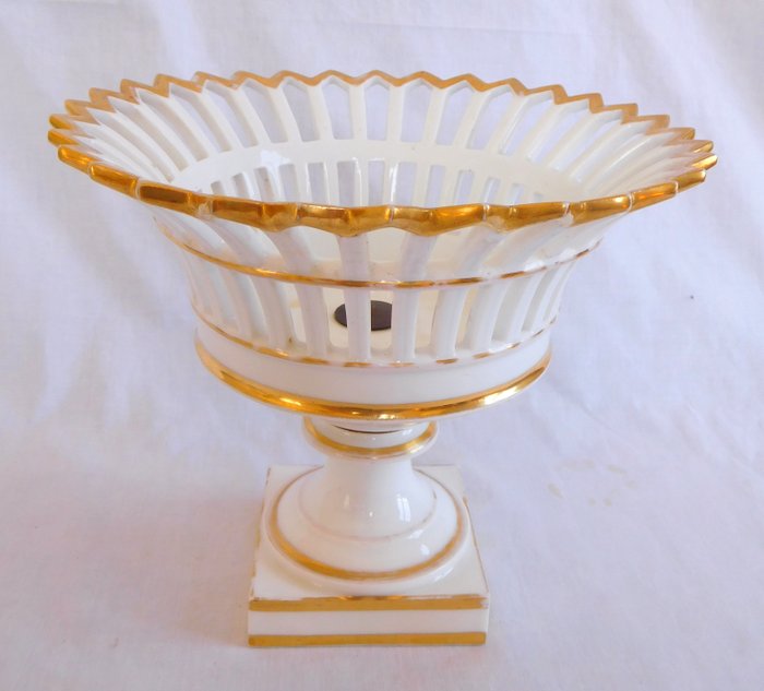 Image 3 of Porcelaine de Paris - Openwork fruit bowl in porcelain gilded with fine gold circa 1860 - Empire -