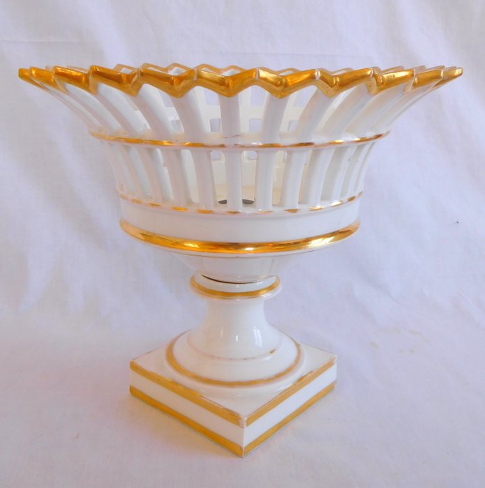 Image 2 of Porcelaine de Paris - Openwork fruit bowl in porcelain gilded with fine gold circa 1860 - Empire -