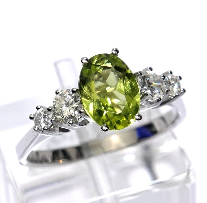 Preview of the first image of HANDCRAFTED - 14 kt. White gold - Ring - 1.00 ct Peridot - Diamonds.