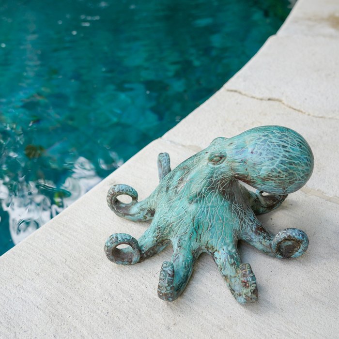 Veistos, No Reserve Price -  A Patinated Octopus Sculpture in Bronze - 15 cm - Pronssi