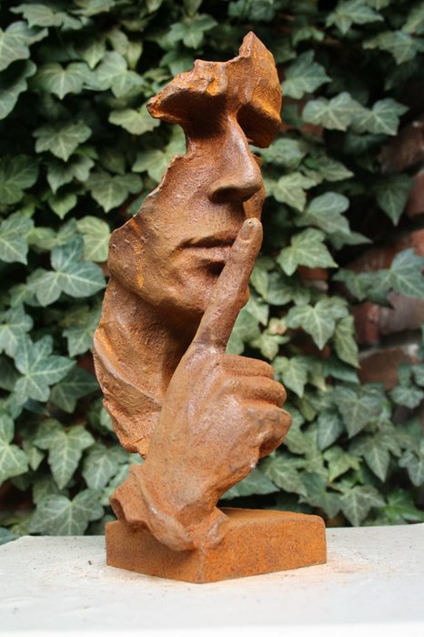 sculptuur, "De Fluisteraar" - 30 cm - IJzer (gegoten/gesmeed)