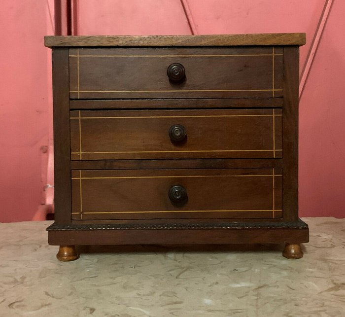 Preview of the first image of Master's piece of furniture: mahogany chest of drawers - Mahogany - Late 19th century.