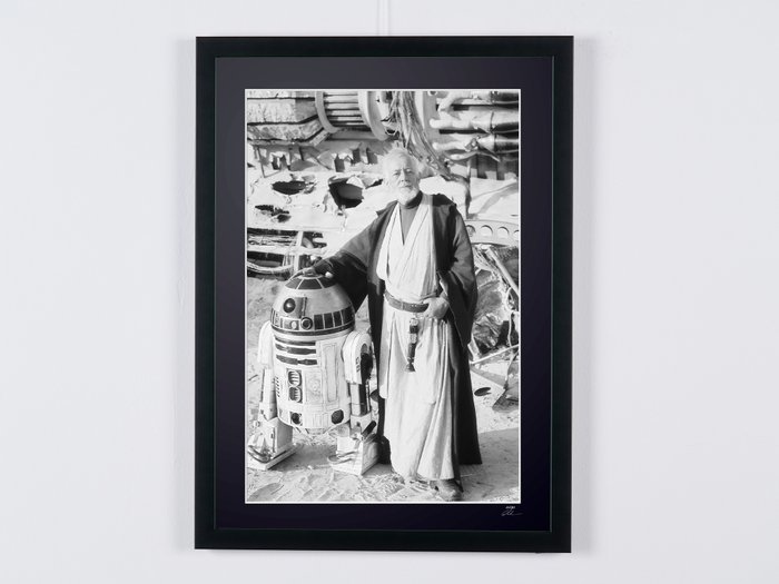 Star Wars Episode IV: A New Hope, - Alec Guinness as « Ben Obi-Wan Kenobi » and R2-D2 - Fine Art Photography - Luxury Wooden Framed 70X50 cm - Limited Edition Nr 04 of 30 - Serial ID 20016 - - Original Certificate (COA), Hologram Logo Editor and QR Code