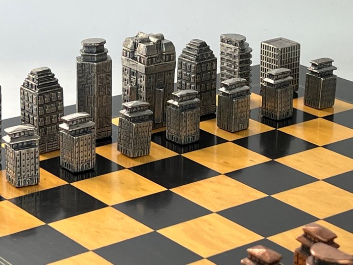 Allegorisch schaken op architectuur - Metaal
