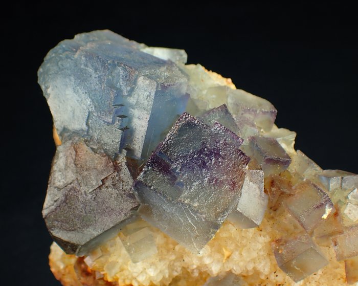 Flot Fluorit blå/lilla fluorescerende Krystaller i indlejring - Højde: 95 mm - Bredde: 50 mm- 283 g