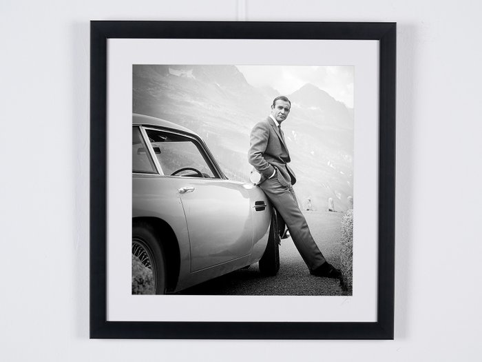 James Bond 007: Goldfinger, Sean Connery with the Aston Martin DB5 - Fine Art Photography - Luxury Wooden Framed 50x50 cm - Limited Edition Nr 02 of 30 - Serial ID 20062 - - Original Certificate (COA), Hologram Logo Editor and QR Code