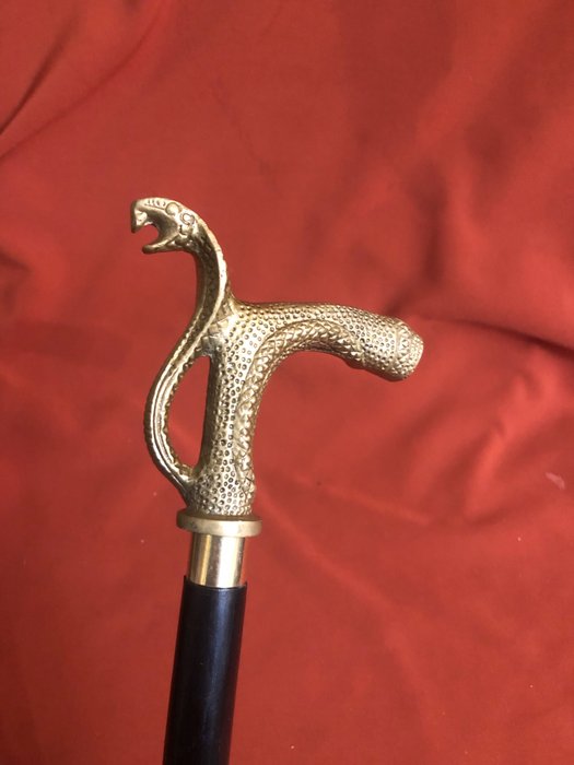 手杖 - An impressive, defense  cobra walking stick. Handle designed as a cobra snake around a three, in - 镀金黄铜和黑木