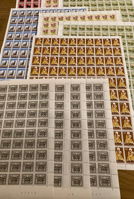Ex-colonies belges  - 11 Feuillets complets de petites valeurs, comprenant des timbres-poste avec les 4 numéros de plaque