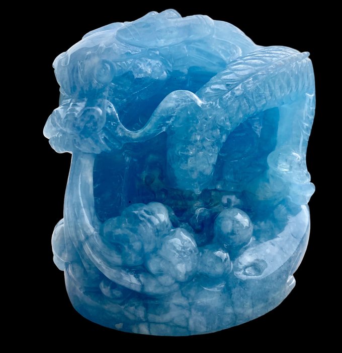 Aigue-marine 2960 Carats !!! Dragon sculpté à la main sur un incroyable cristal d'aigue-marine - Hauteur : 84 mm - Largeur : 82 mm- 592 g