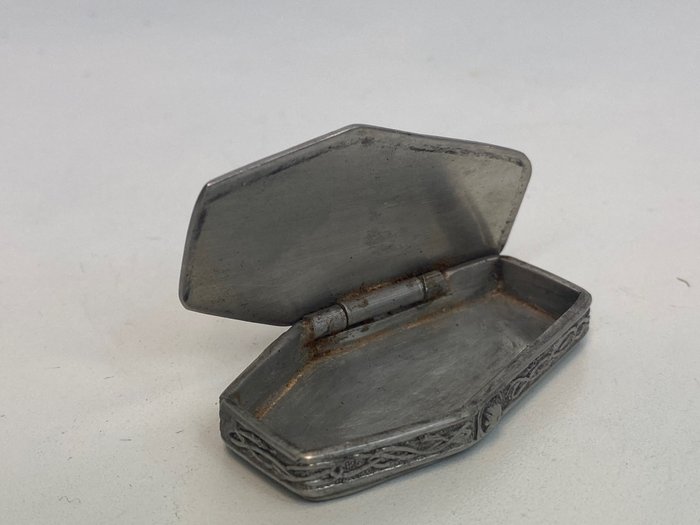 Bijzonder snuifdoosje in vorm van een doodskist – Tin – Circa 1880