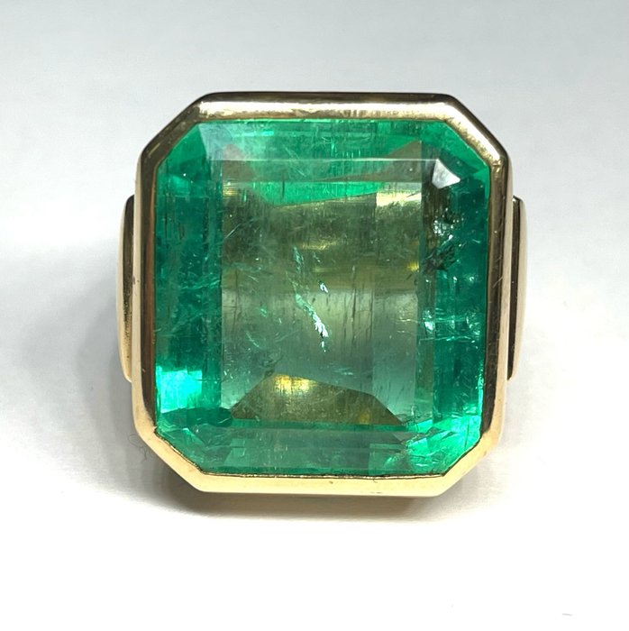 Preview of the first image of 18 kt. Gold - Ring - 28.00 ct Emerald - Diamonds, Rubies.