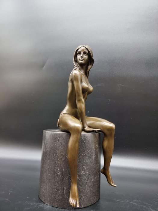 Grande donna seduta in bronzo 4 kg fatta a mano - Bronzo, Marmo