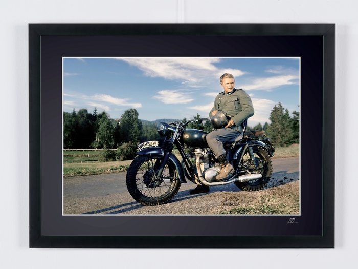 The Great Escape (1963) - Steve McQueen on set, on Triumph TR6 - Fine Art Photography - Luxury Wooden Framed 70X50 cm - Limited Edition Nr 01 of 20 - Serial ID 19040 - - Original Certificate (COA), Hologram Logo Editor and QR Code