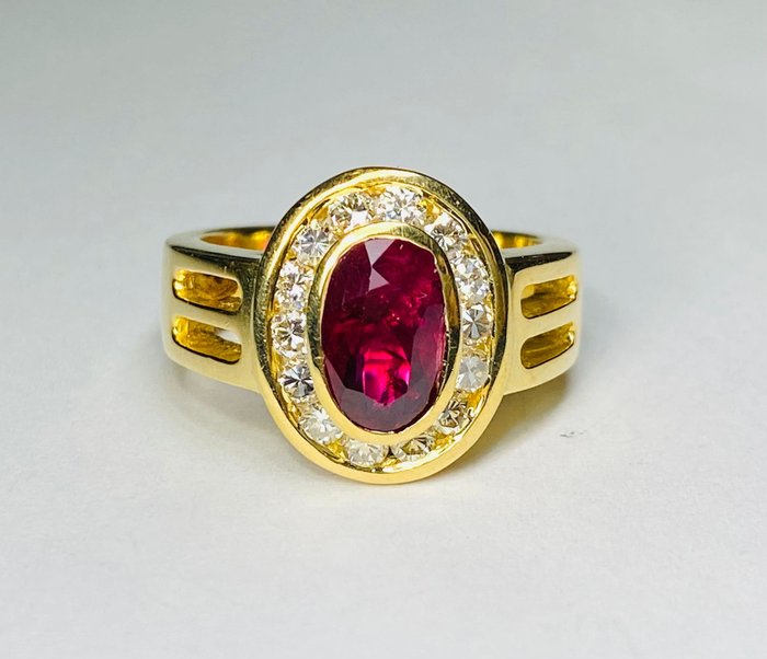 Preview of the first image of 18 kt. Gold - Ring - 2.00 ct Ruby - Diamonds.