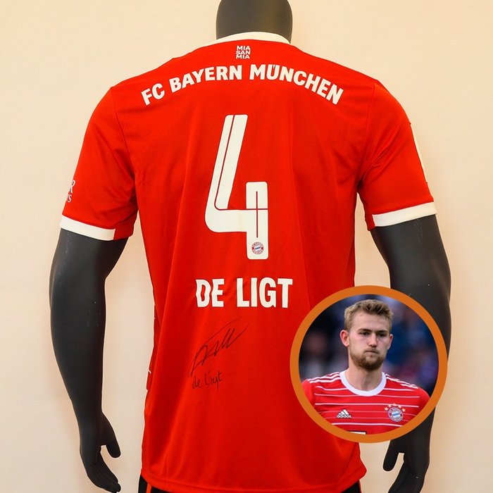 Bayern Munich 2022/23 - Bundesliga - Original home shirt (#4) signed by Matthijs de Ligt