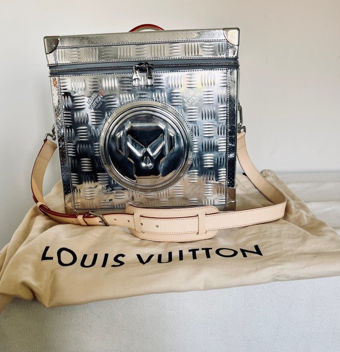 Sold at Auction: Louis Vuitton, LOUIS VUITTON NEW Camera Box Trunk