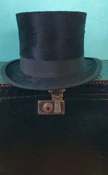 S.L. Hats Factory – Hoge hoed met originele koffer – Mollevel