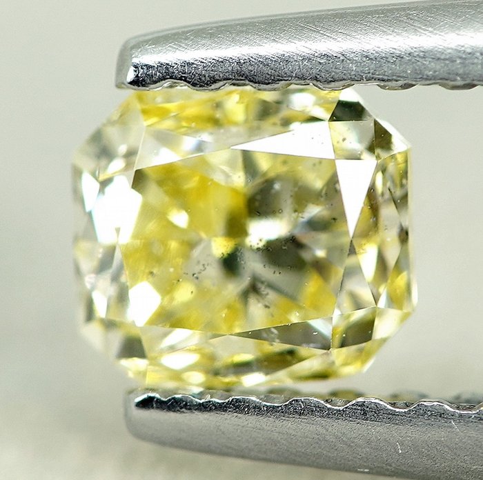 Diamant - 0.56 ct - Radiant - Natural Fancy Yellow - Si2 - NO RESERVE PRICE