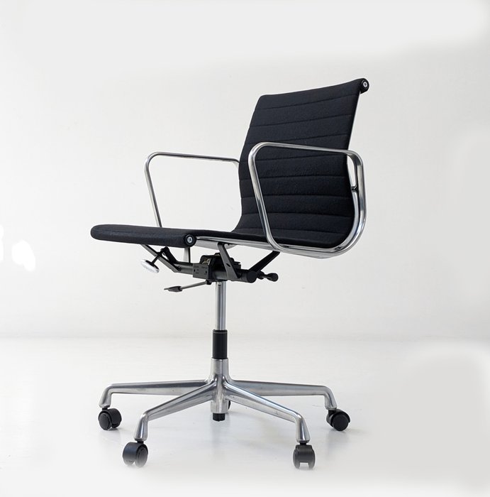 geleidelijk bon Proportioneel Charles Eames, Ray Eames - Vitra - Office chair - EA 117 | auctionlab