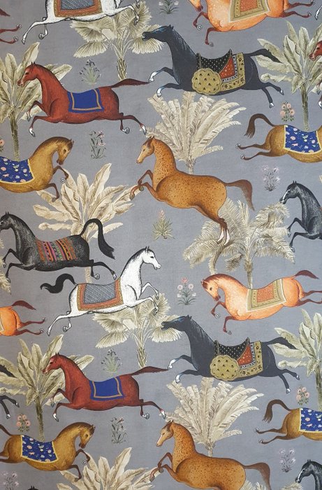 Exklusiver orientalischer Stoff von Artmaison mit laufenden Pferden – 300 x 280 cm – Grau - Baumwolle - 21. Jahrhundert