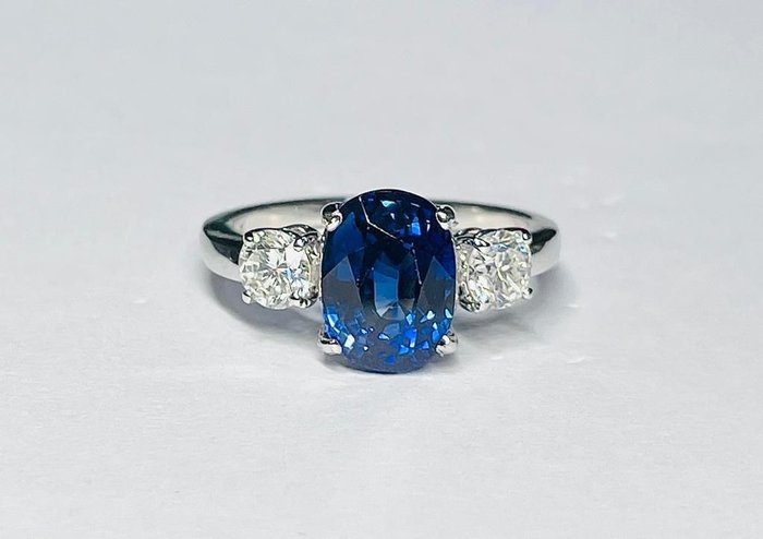 Preview of the first image of 18 kt. Gold - Ring - 4.11 ct Sapphire - Diamonds.