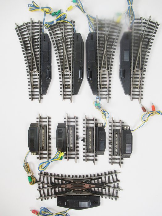 Preview of the first image of Märklin H0 - 2260/2261/2297 - Tracks - 5x electric switches and 4 electric uncoupling rails.