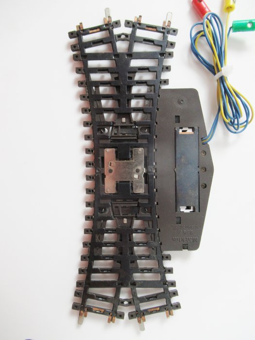 Image 3 of Märklin H0 - 2260/2261/2297 - Tracks - 5x electric switches and 4 electric uncoupling rails
