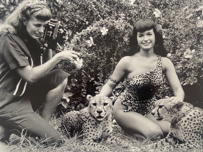 Bunny Yeager (1929-2014) - The photographer Bunny Yeager with Pin-Up Bettie Page in Key Biscayne, Florida, 1954.