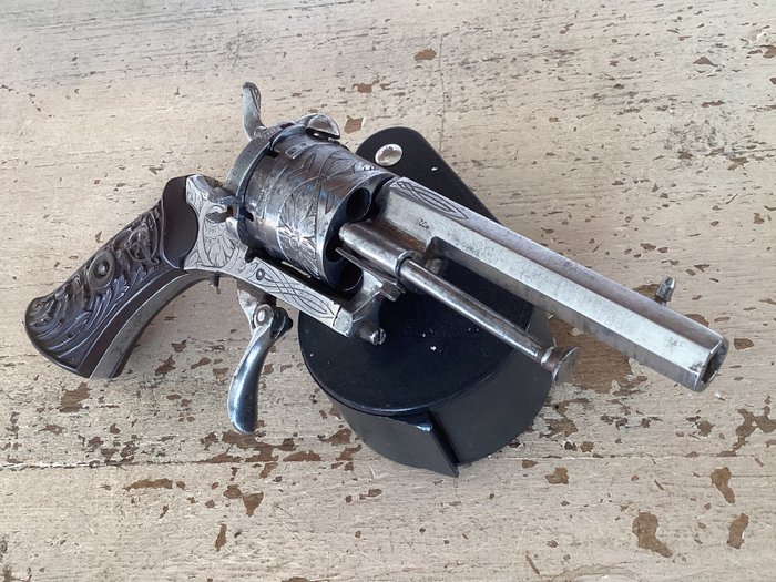 Belgien - 1860 / 1870 - Acier Fondu (ELG) - modèle de luxe finement ciselé - simple & double actions - Pinfire (Lefaucheux) - Revolver - 7mm Cal