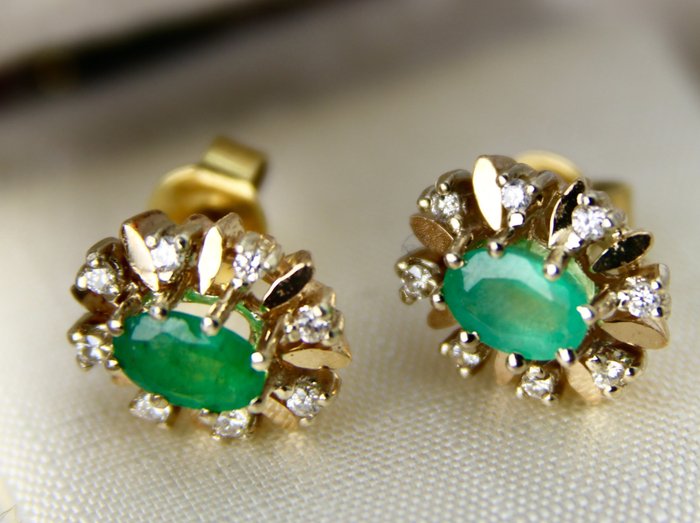 Preview of the first image of 14 kt. Yellow gold - Earrings - 0.74 ct Emerald - Brilliant cut diamonds 0.08ct..